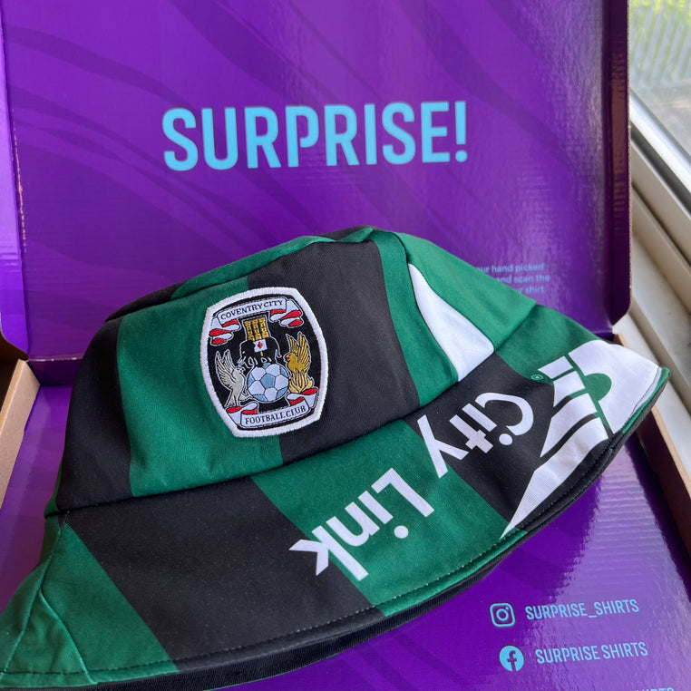 Pet met aangepast voetbalshirt - Gemaakt van jouw shirt!